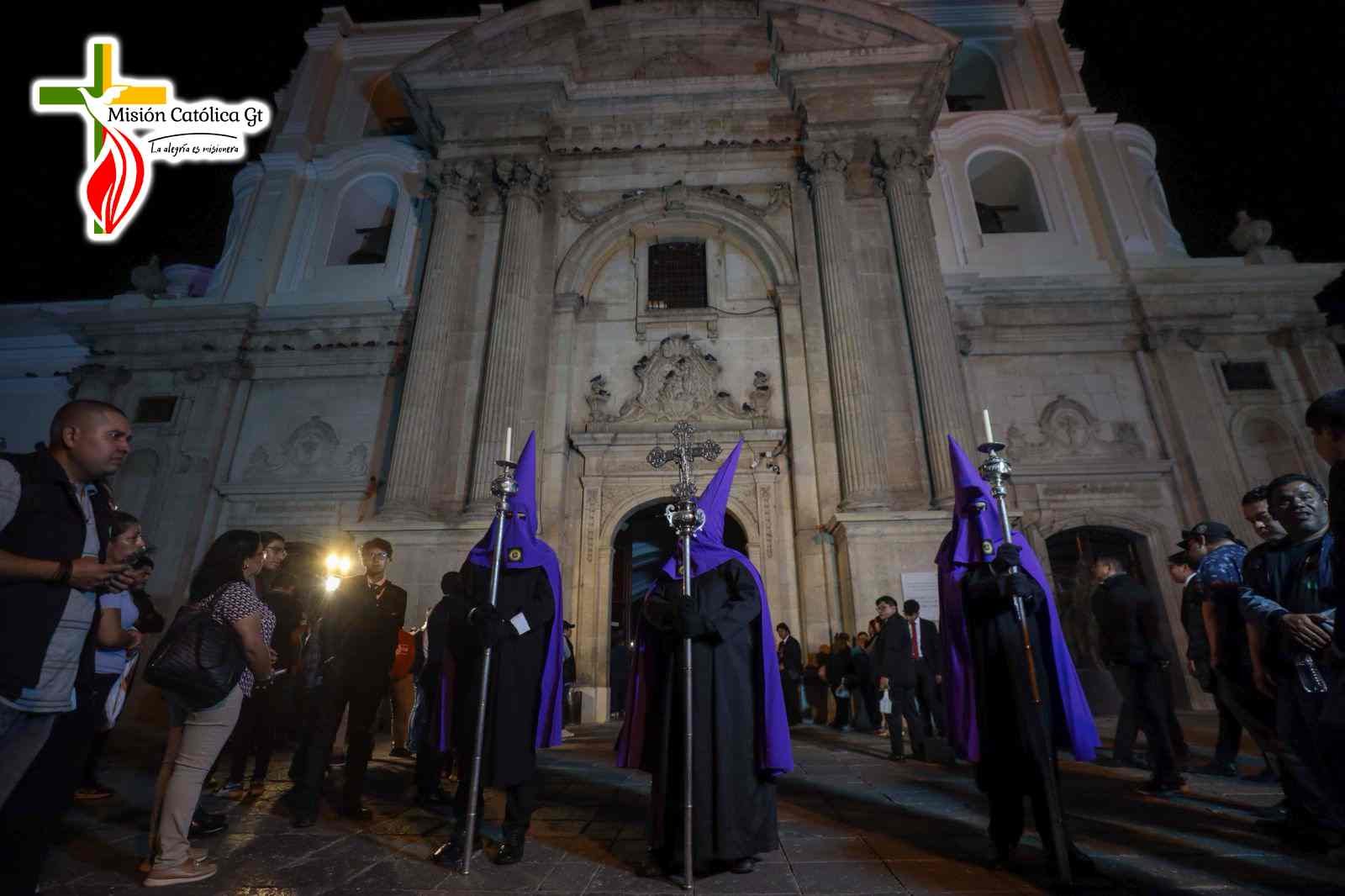 Viacrucis del Niño Nazareno de la Demanda de la iglesia La Merced, zona 1